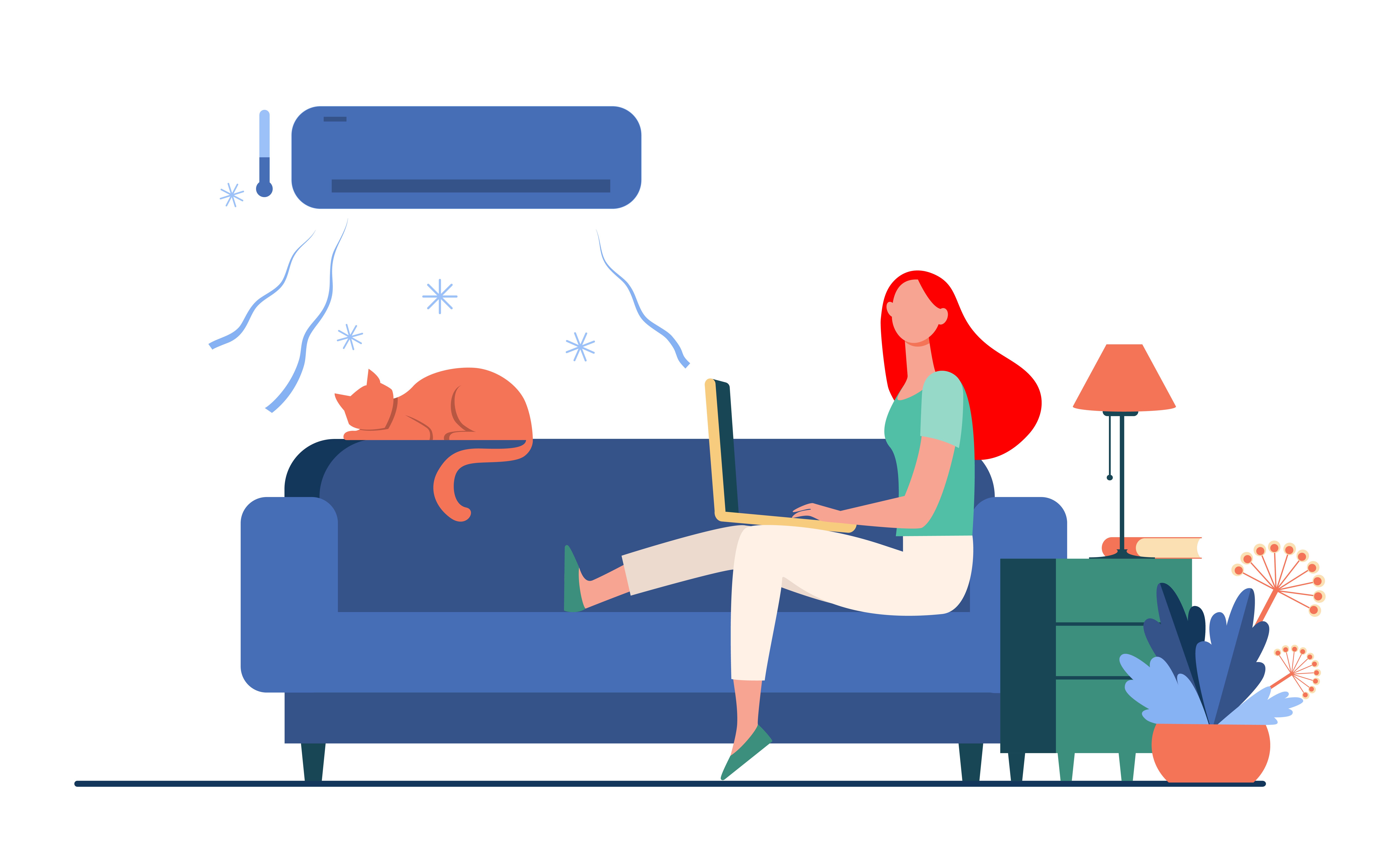 Frau sitzt mit Katze und Laptop auf dem Sofa unter der Klimaanlage BFSG